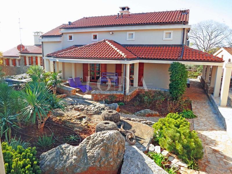 Prostrano imanje u idiličnom seoskom okruženju