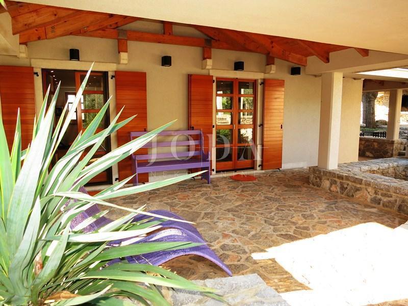 Prostrano imanje u idiličnom seoskom okruženju