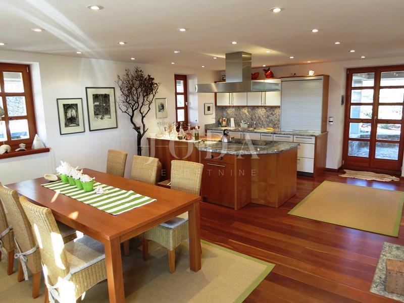 Prostrano imanje u idiličnom seoskom okruženju