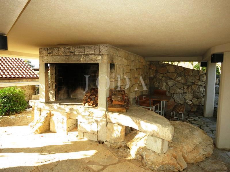 Prostrano imanje u idiličnom seoskom okruženju