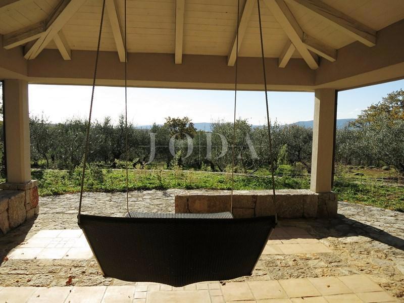 Prostrano imanje u idiličnom seoskom okruženju