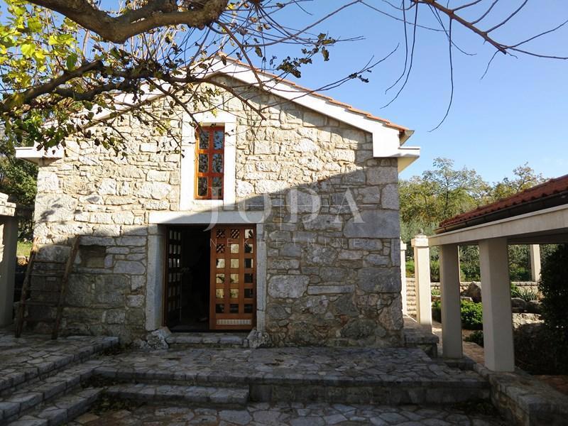 Prostrano imanje u idiličnom seoskom okruženju