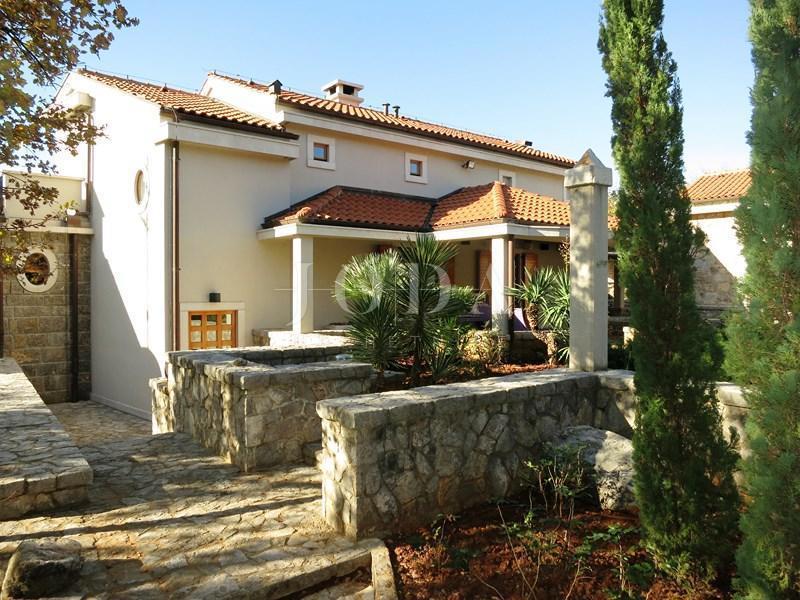 Prostrano imanje u idiličnom seoskom okruženju