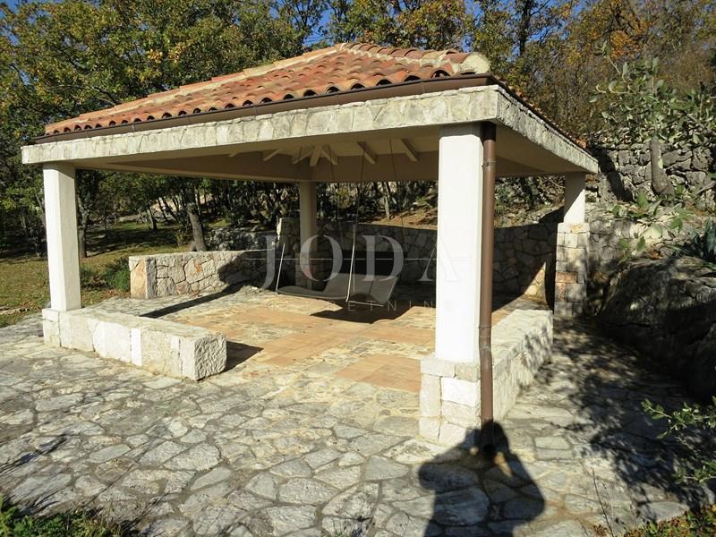 Prostrano imanje u idiličnom seoskom okruženju