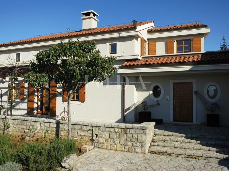 Prostrano imanje u idiličnom seoskom okruženju