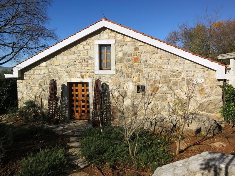 Prostrano imanje u idiličnom seoskom okruženju