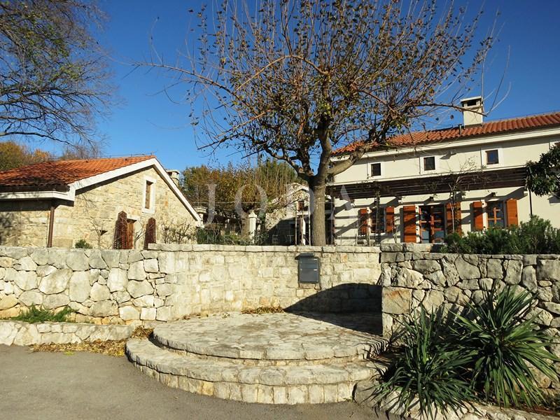 Prostrano imanje u idiličnom seoskom okruženju