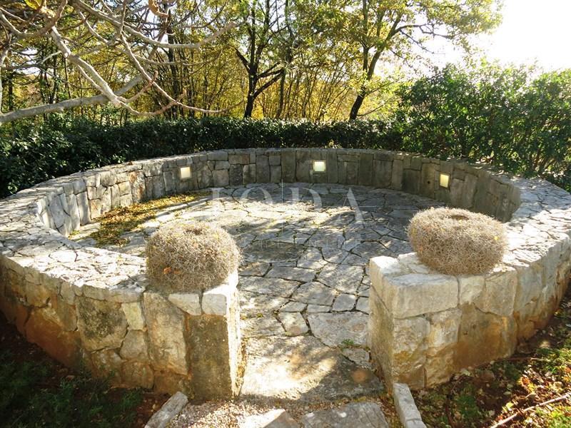 Prostrano imanje u idiličnom seoskom okruženju