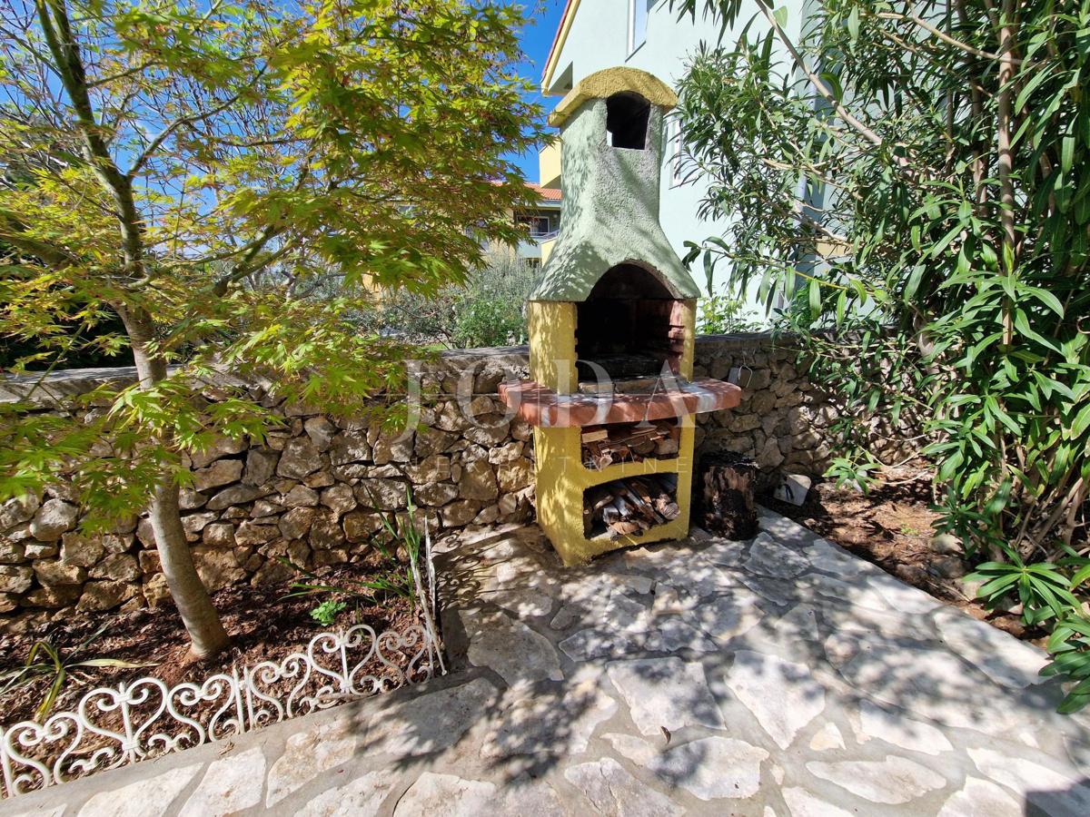 Klimno, apartma v pritličju na mirni lokaciji