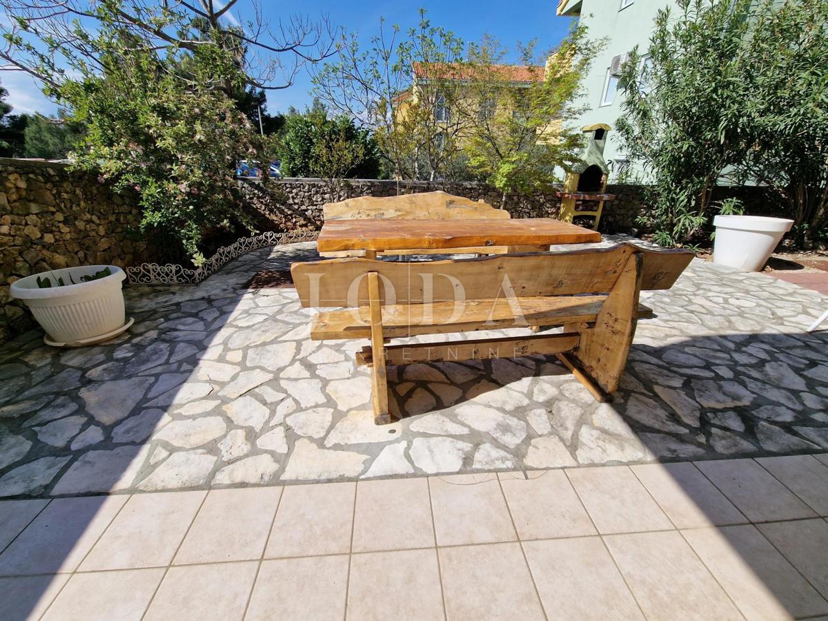 Klimno, apartma v pritličju na mirni lokaciji