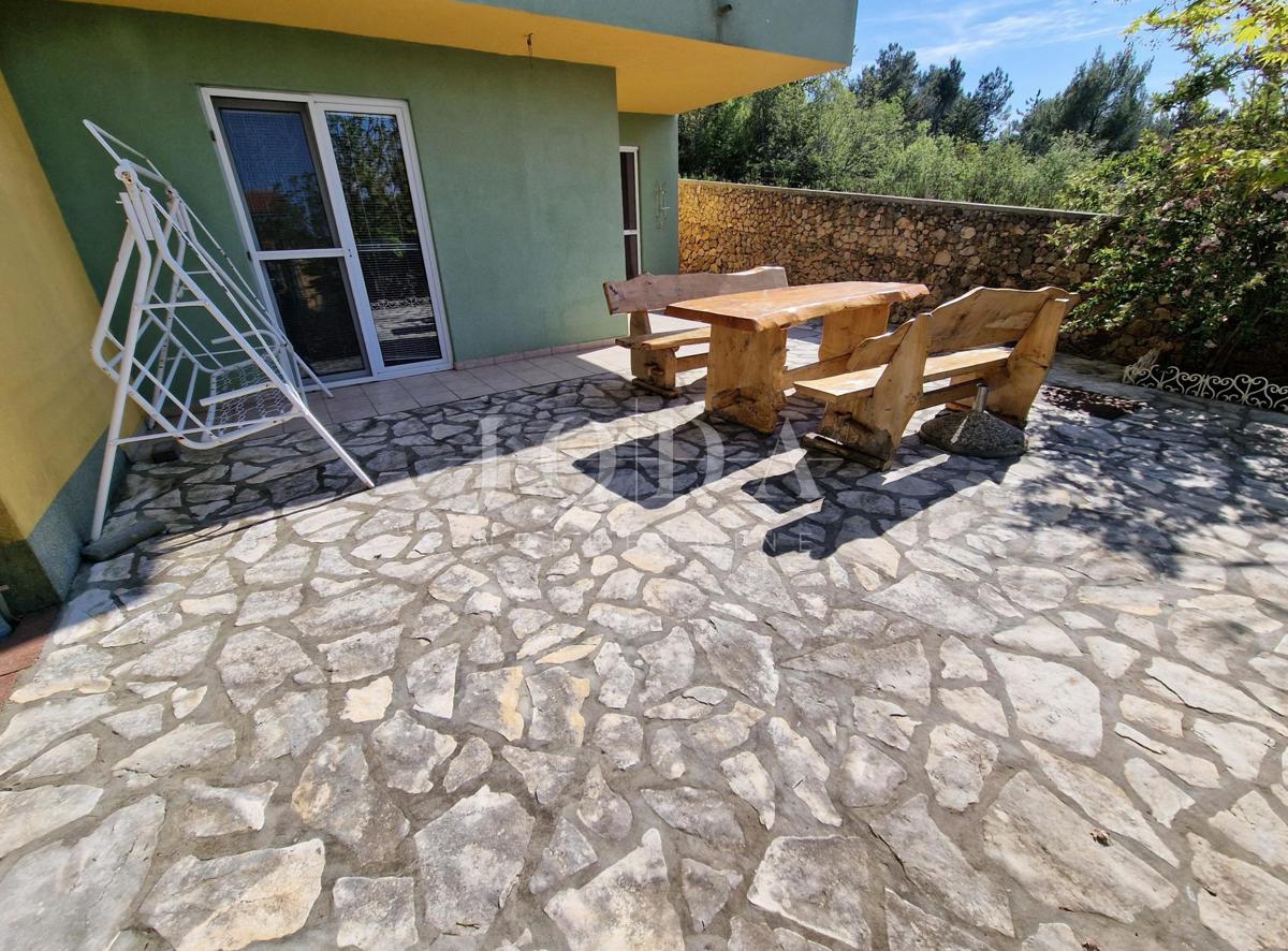 Klimno, apartma v pritličju na mirni lokaciji