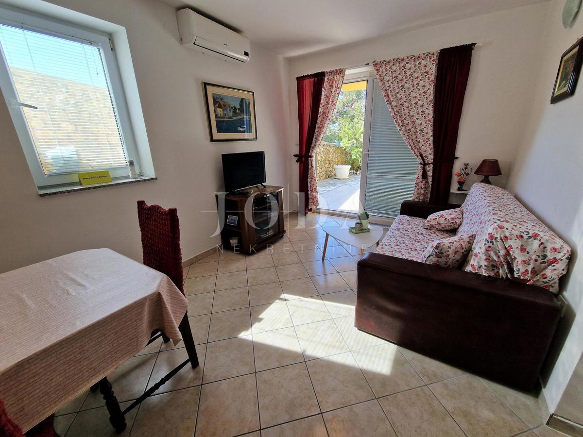 Klimno, apartma v pritličju na mirni lokaciji