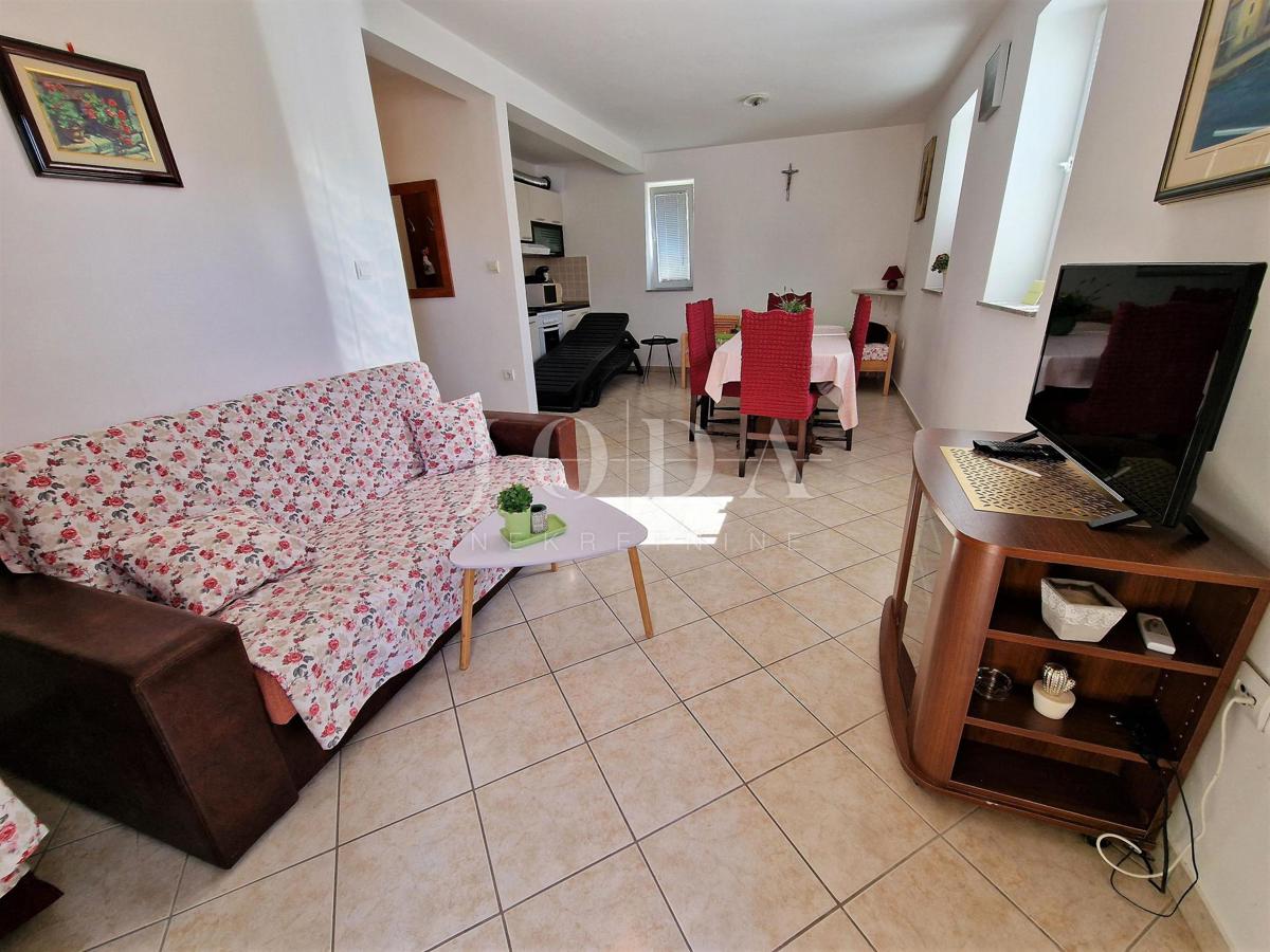 Klimno, apartma v pritličju na mirni lokaciji