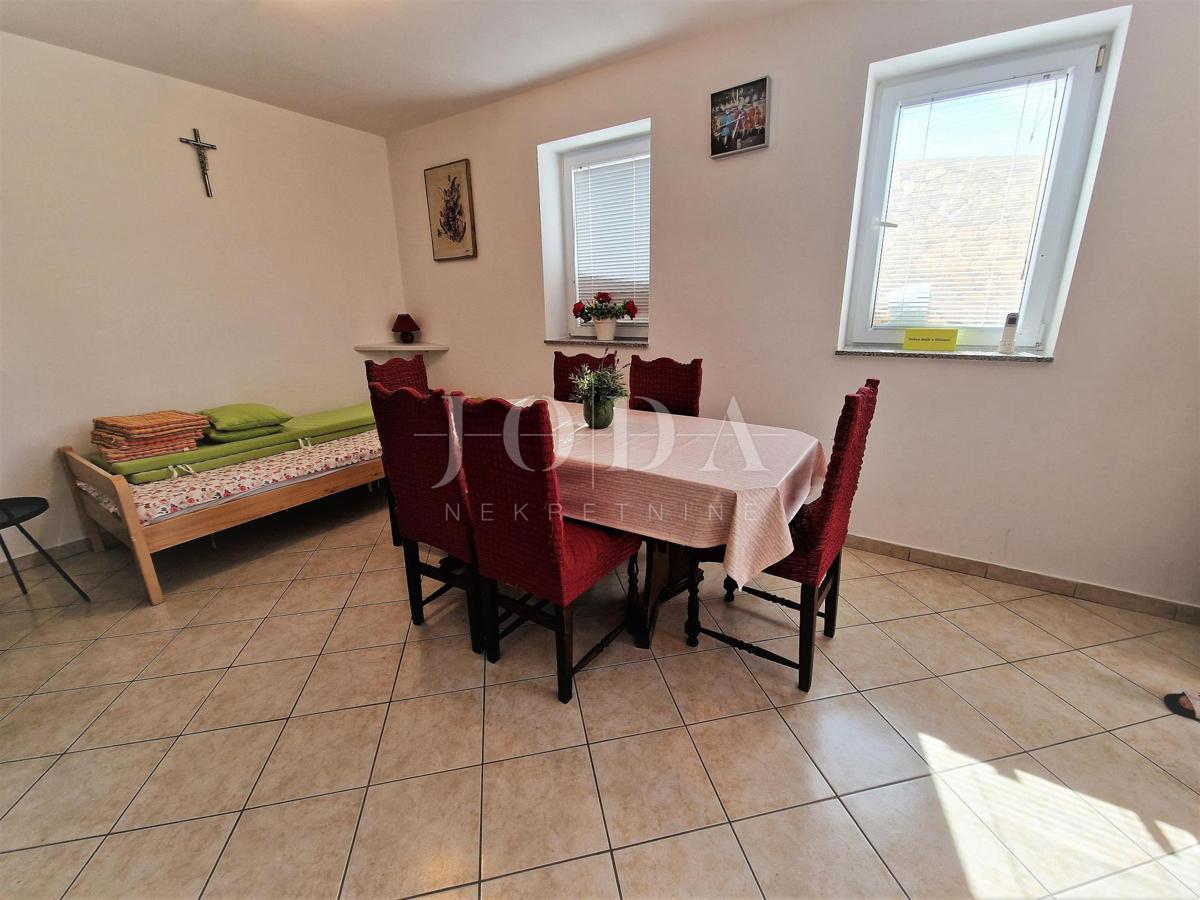 Klimno, apartma v pritličju na mirni lokaciji