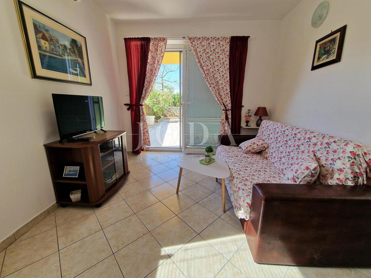 Klimno, apartma v pritličju na mirni lokaciji