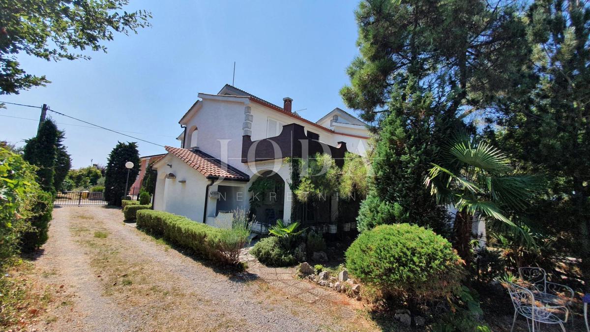 Otok Krk - Linardići - apartmajska hiša na velikem zemljišču