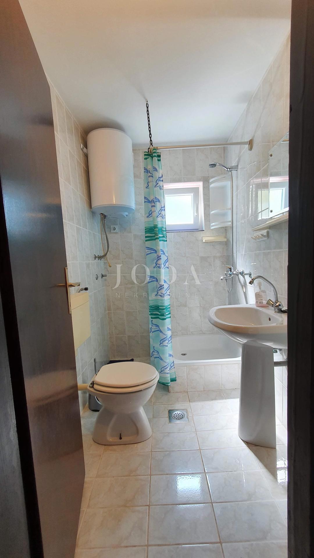 Otok Krk - Linardići - apartmajska hiša na velikem zemljišču