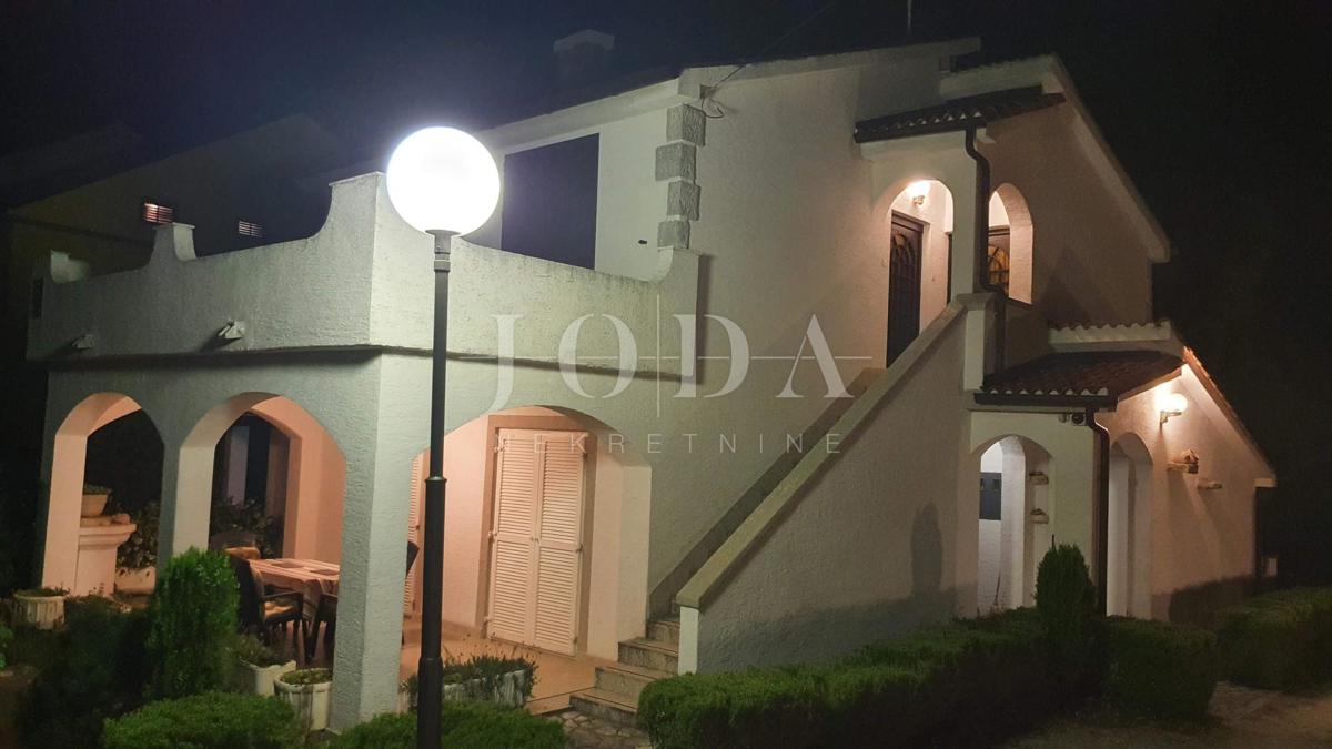 Otok Krk - Linardići - apartmajska hiša na velikem zemljišču