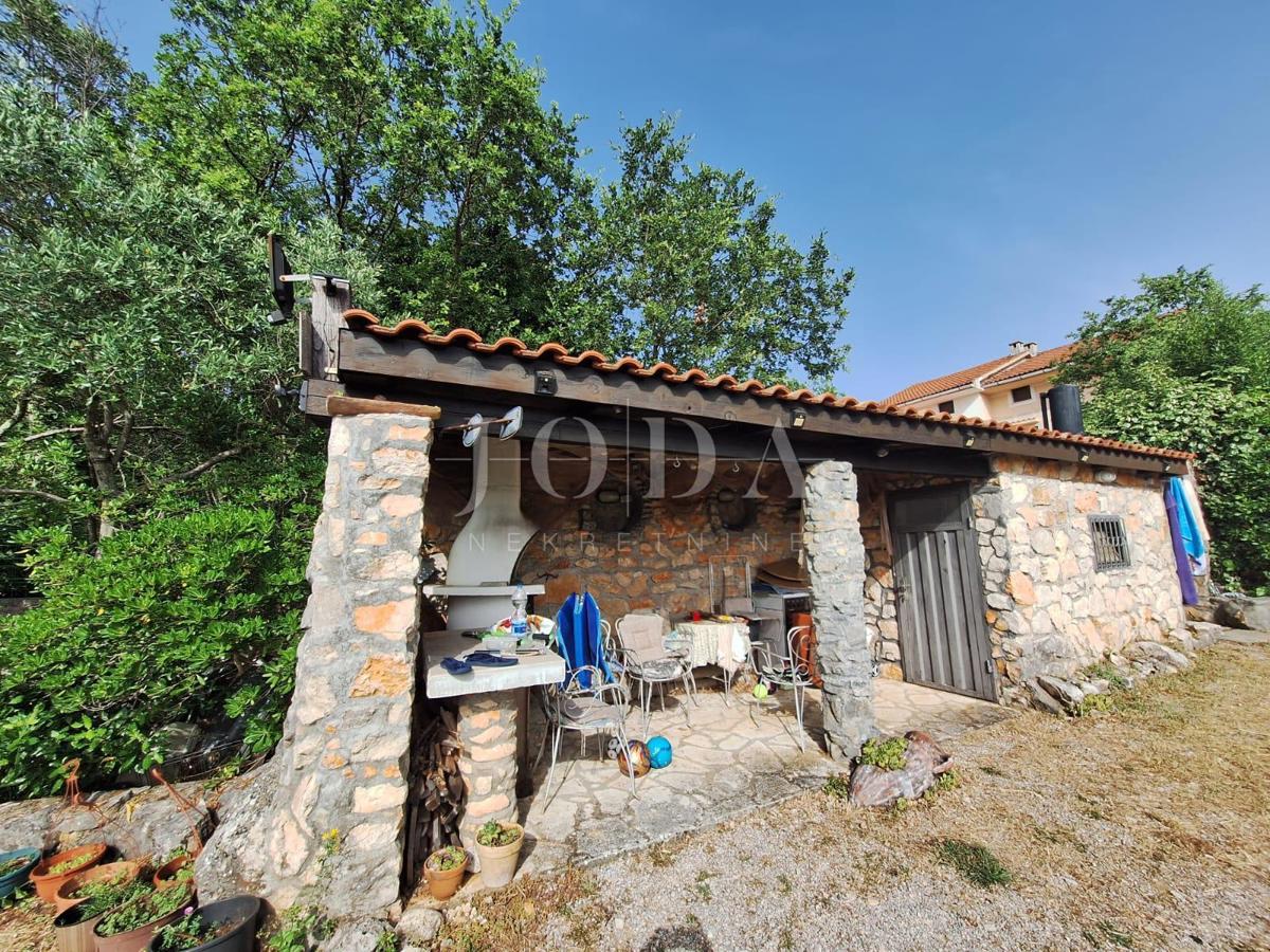 Otok Krk - Linardići - apartmajska hiša na velikem zemljišču