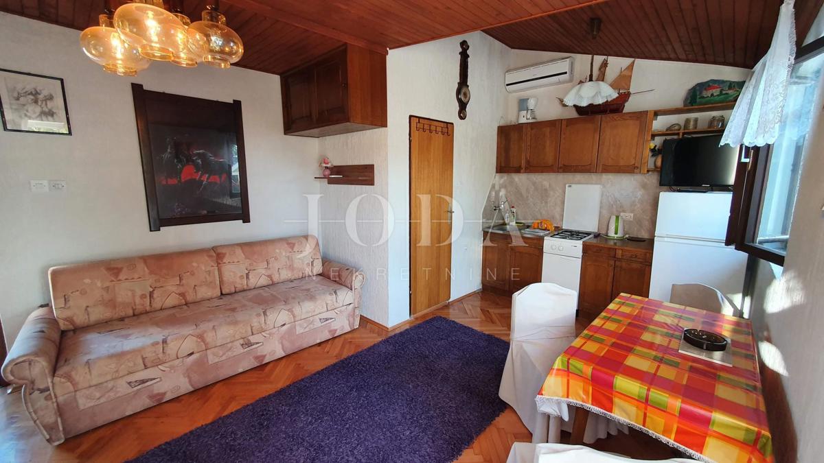 Otok Krk - Linardići - apartmajska hiša na velikem zemljišču