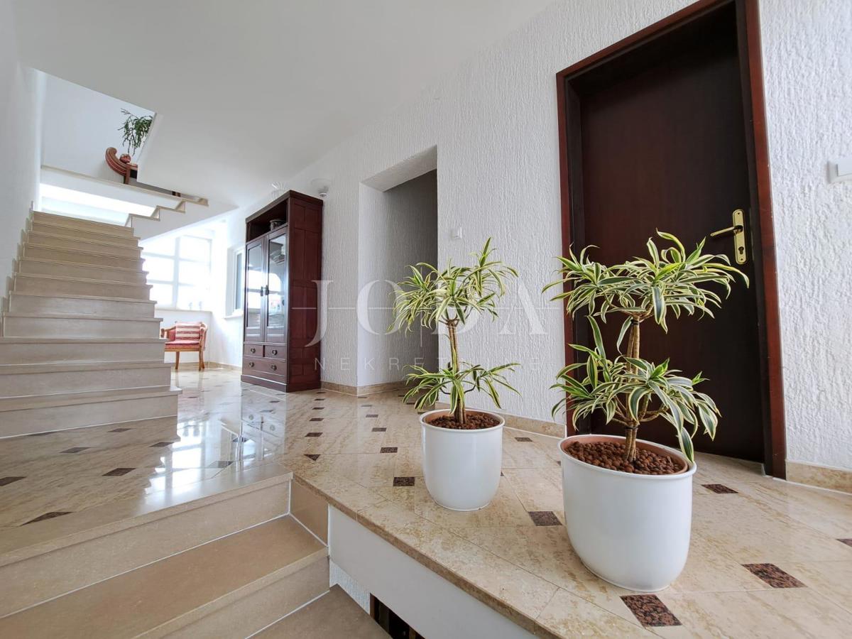 Otok Krk - Malinska, luksuzna vila z devetimi apartmaji