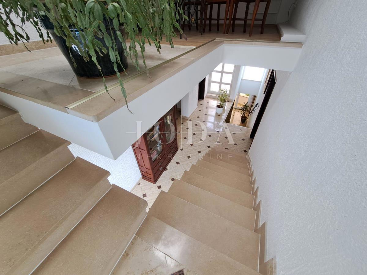 Otok Krk - Malinska, luksuzna vila z devetimi apartmaji