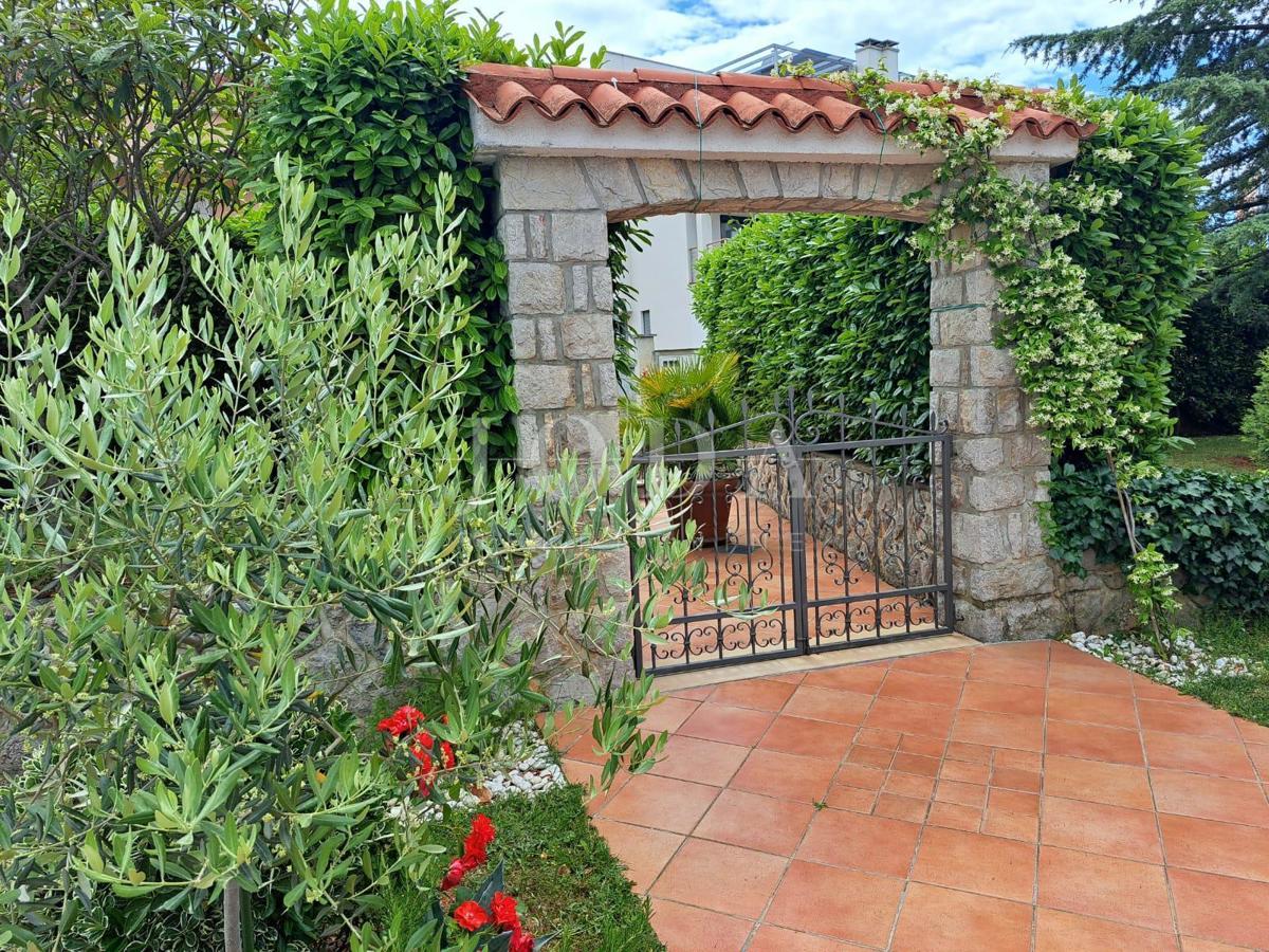Otok Krk - Malinska, luksuzna vila z devetimi apartmaji