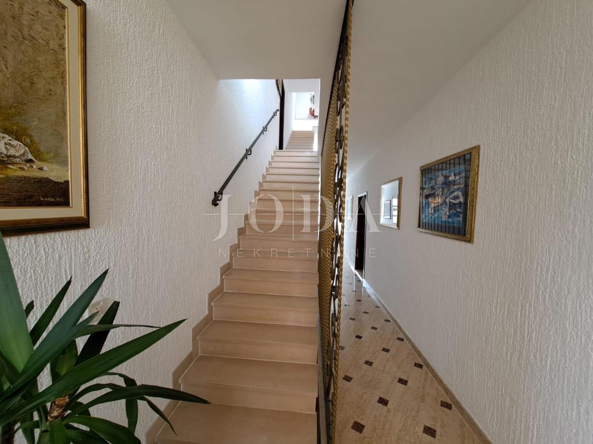Otok Krk - Malinska, luksuzna vila z devetimi apartmaji