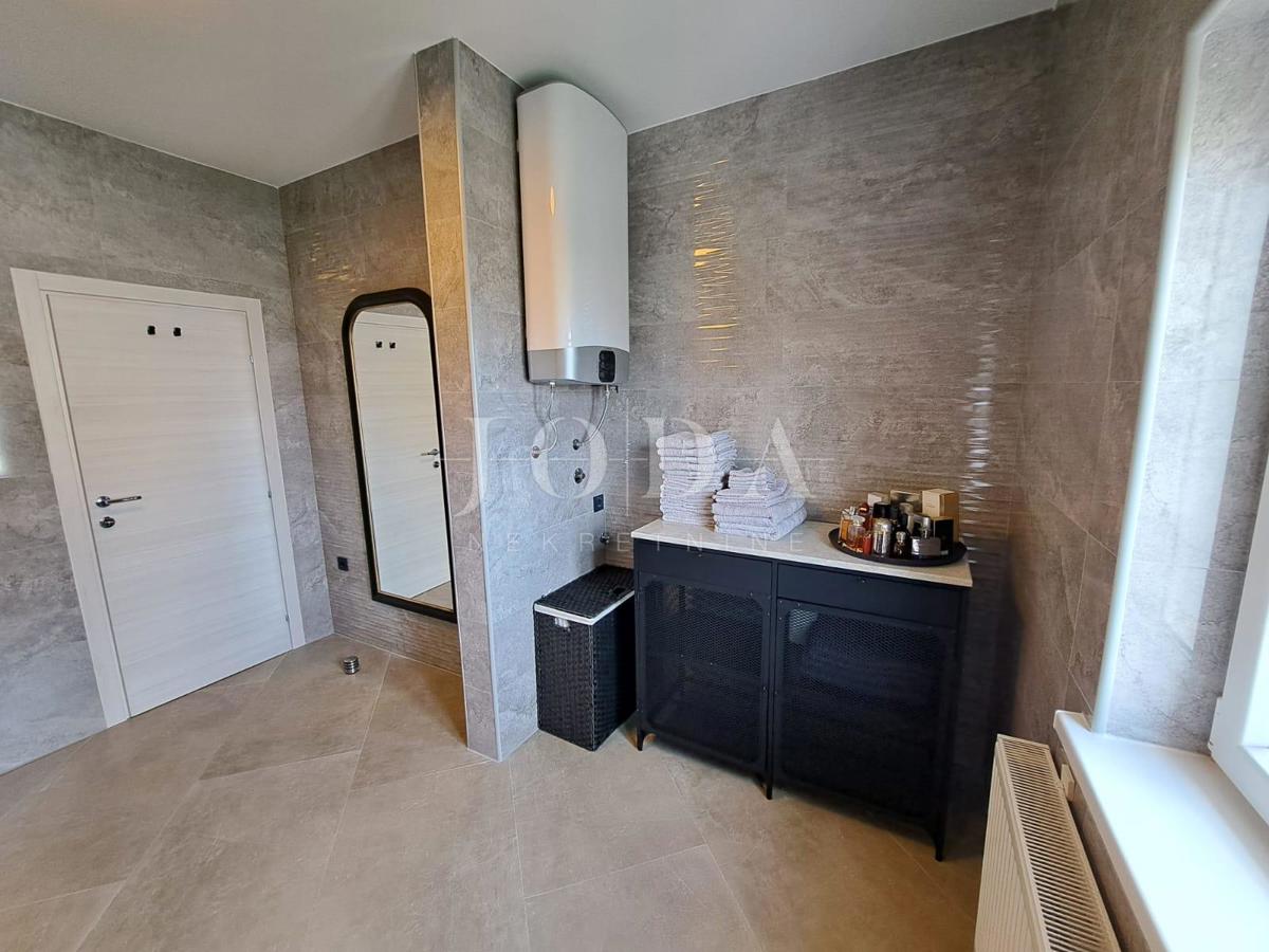 Otok Krk - Malinska, luksuzna vila z devetimi apartmaji