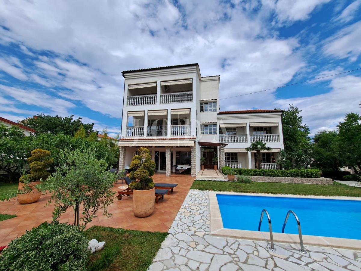 Otok Krk - Malinska, luksuzna vila z devetimi apartmaji