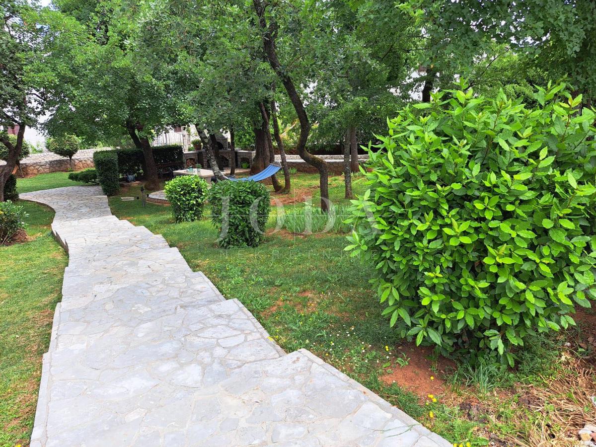 Otok Krk - Malinska, luksuzna vila z devetimi apartmaji