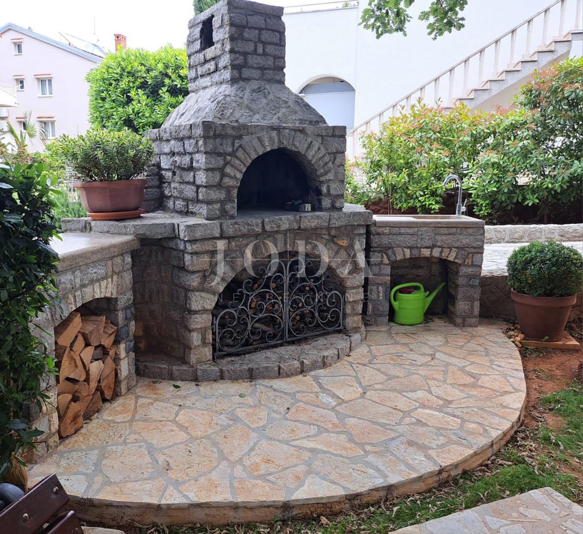 Otok Krk - Malinska, luksuzna vila z devetimi apartmaji