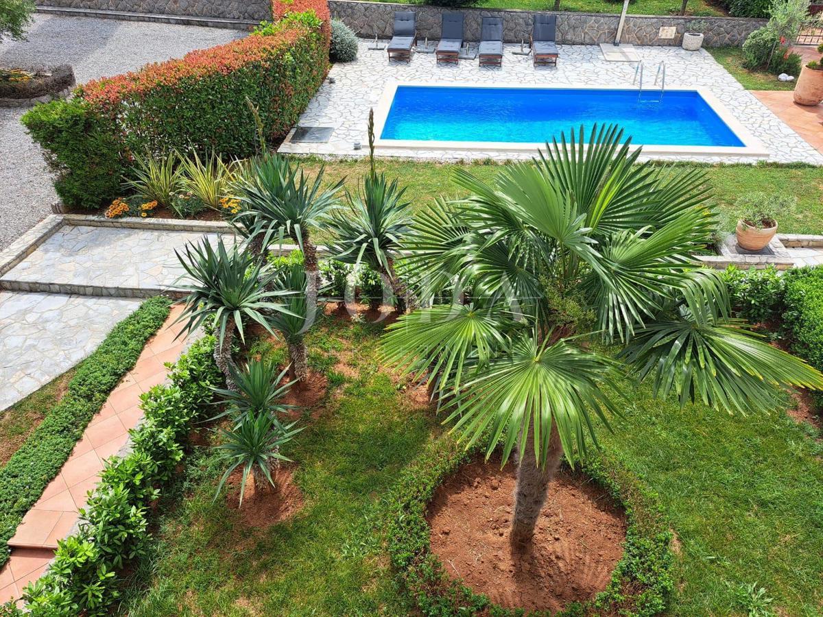 Otok Krk - Malinska, luksuzna vila z devetimi apartmaji