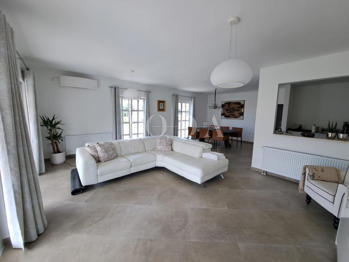 Otok Krk - Malinska, luksuzna vila z devetimi apartmaji