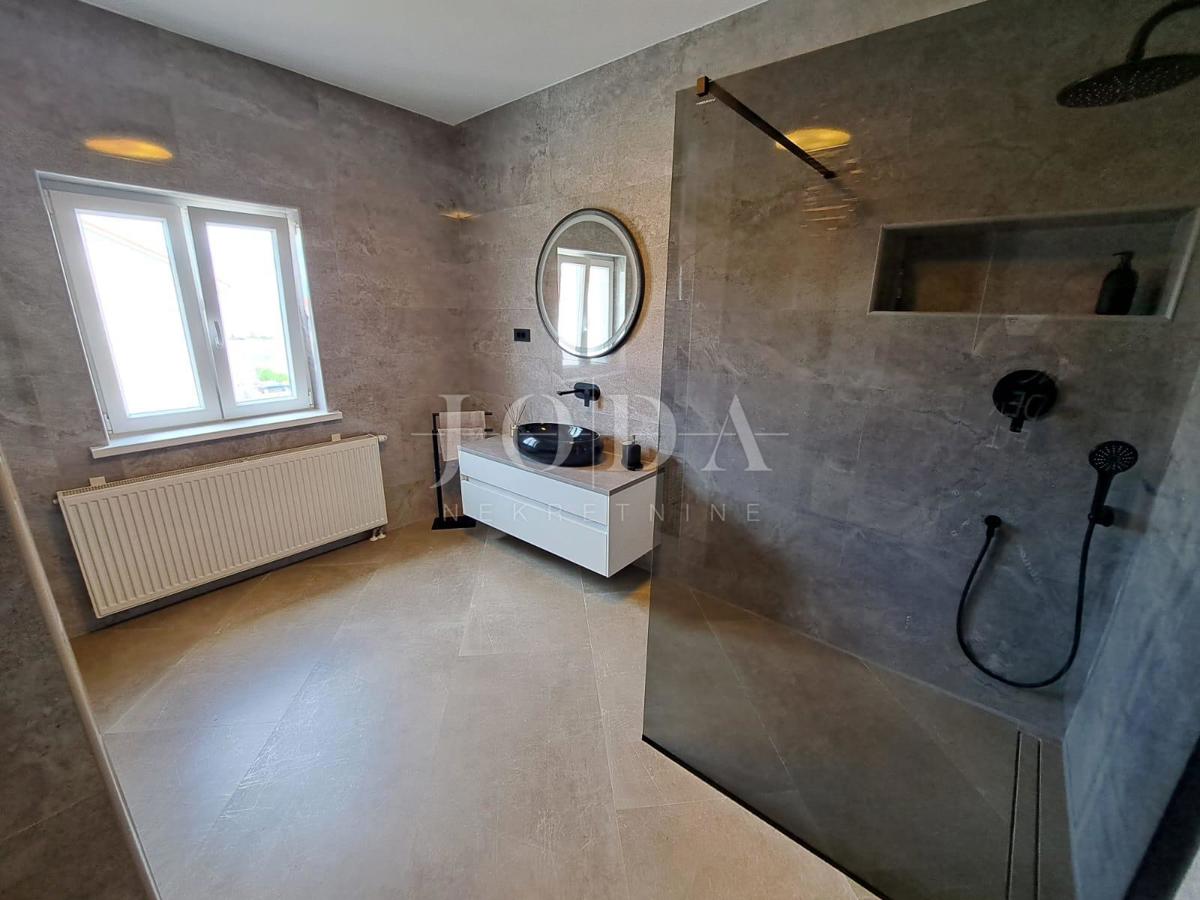 Otok Krk - Malinska, luksuzna vila z devetimi apartmaji