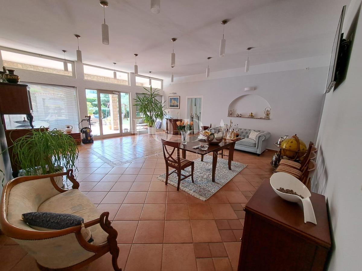 Otok Krk - Malinska, luksuzna vila z devetimi apartmaji