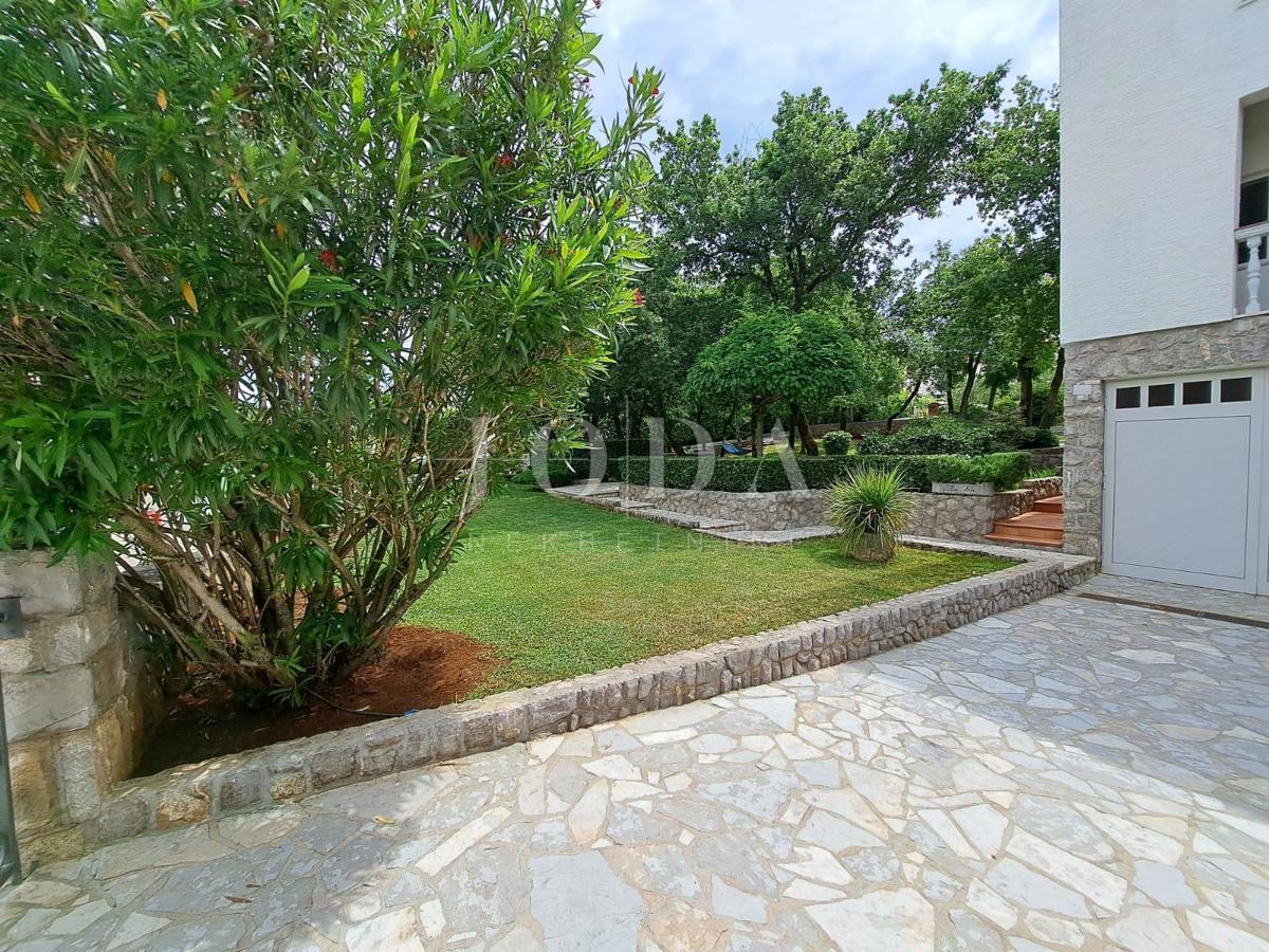 Otok Krk - Malinska, luksuzna vila z devetimi apartmaji