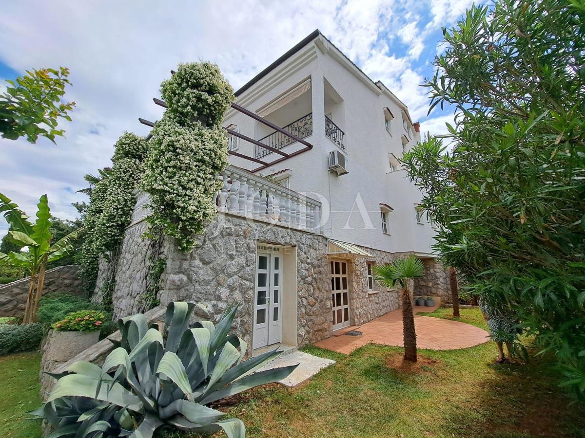 Otok Krk - Malinska, luksuzna vila z devetimi apartmaji