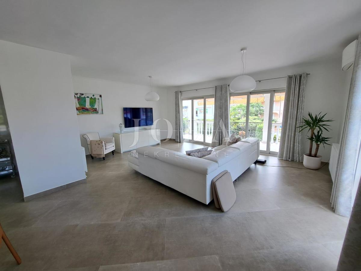 Otok Krk - Malinska, luksuzna vila z devetimi apartmaji