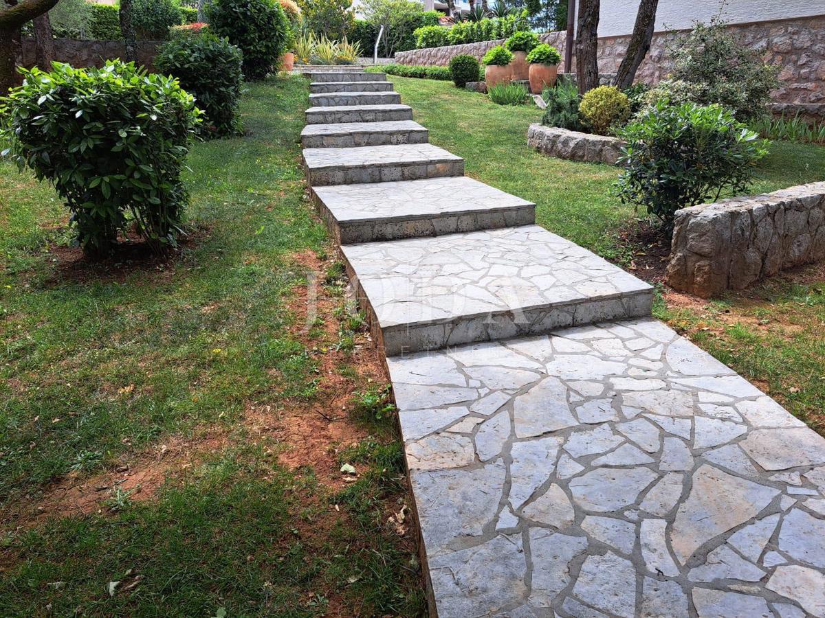 Otok Krk - Malinska, luksuzna vila z devetimi apartmaji