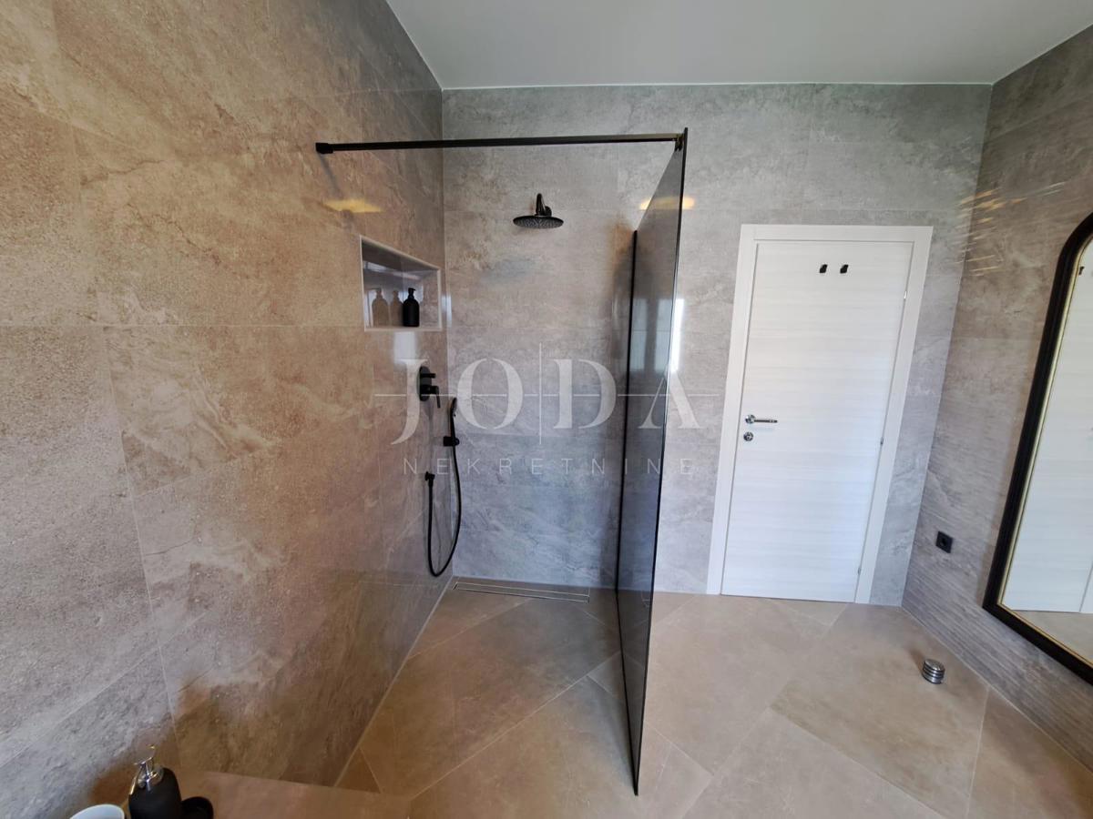 Otok Krk - Malinska, luksuzna vila z devetimi apartmaji