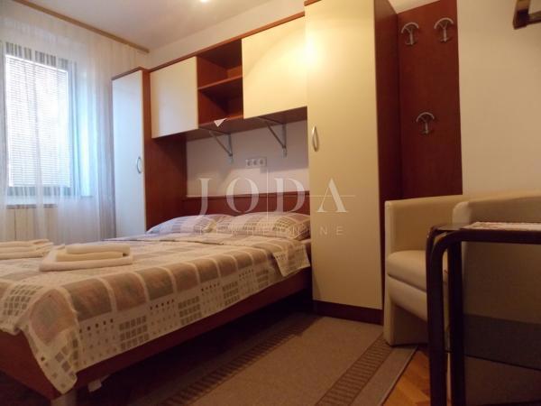 Hiša dvojček s 7 apartmaji - Malinska