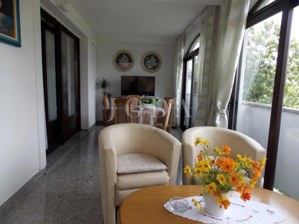 Hiša dvojček s 7 apartmaji - Malinska