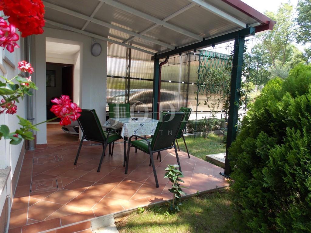 Hiša dvojček s 7 apartmaji - Malinska