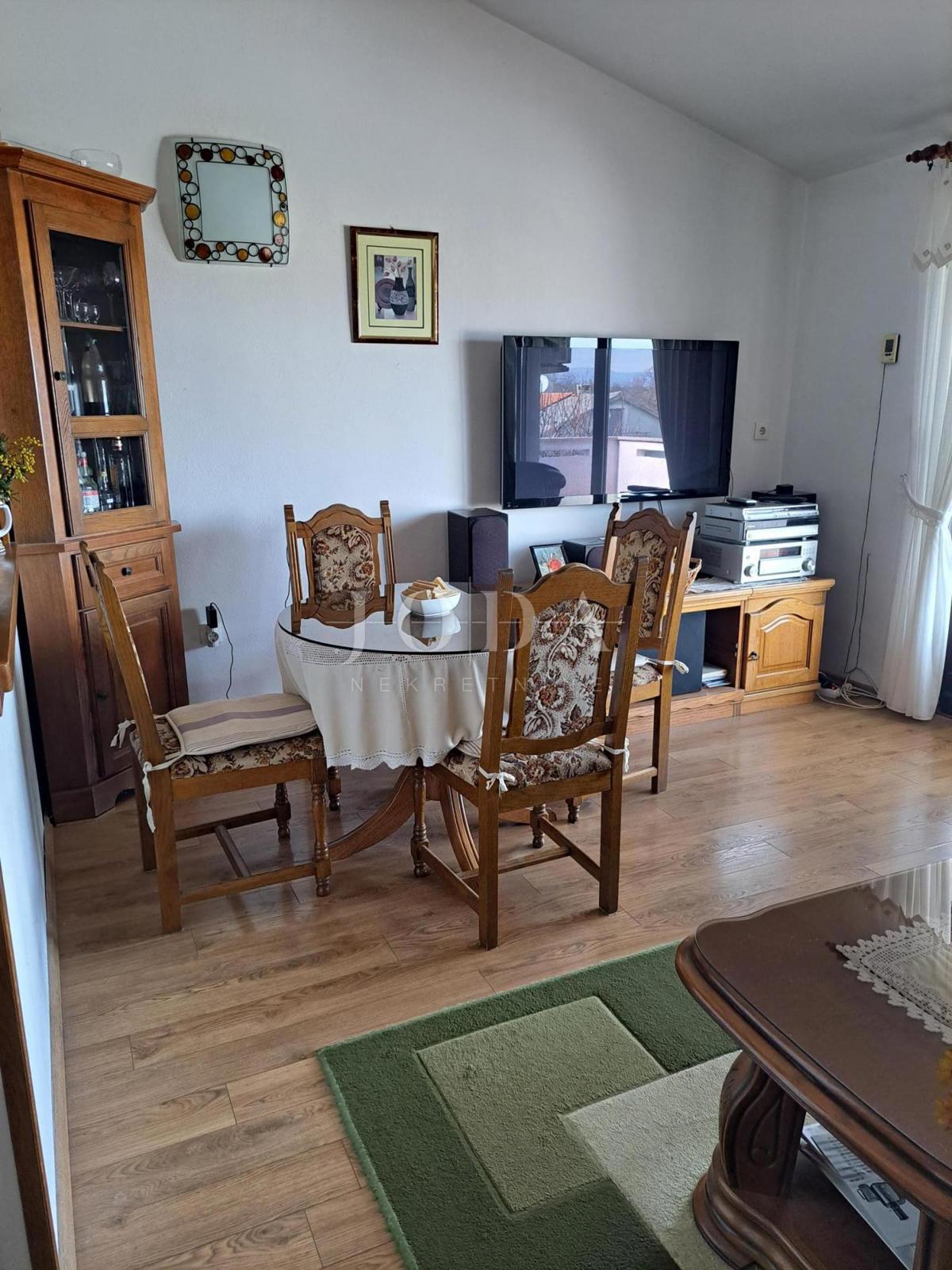Hiša dvojček s 7 apartmaji - Malinska