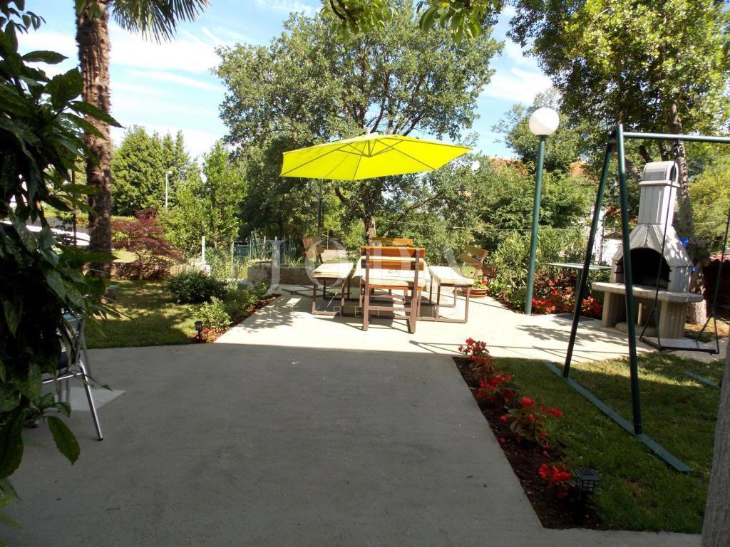 Hiša dvojček s 7 apartmaji - Malinska