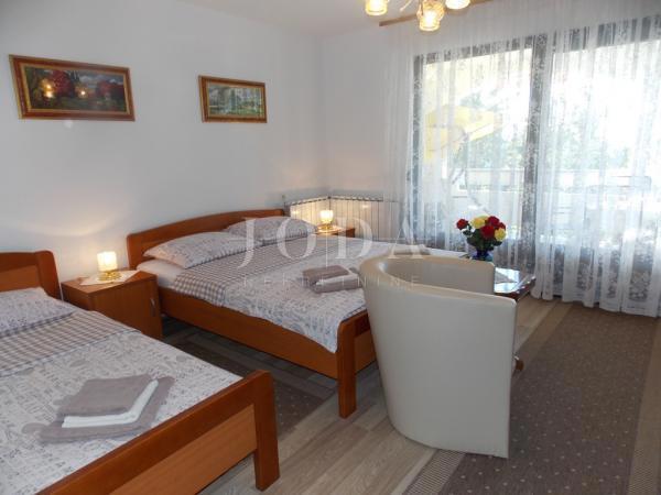Hiša dvojček s 7 apartmaji - Malinska