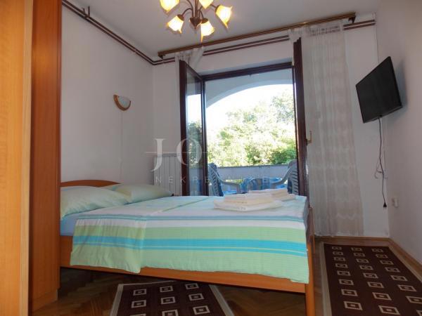 Hiša dvojček s 7 apartmaji - Malinska