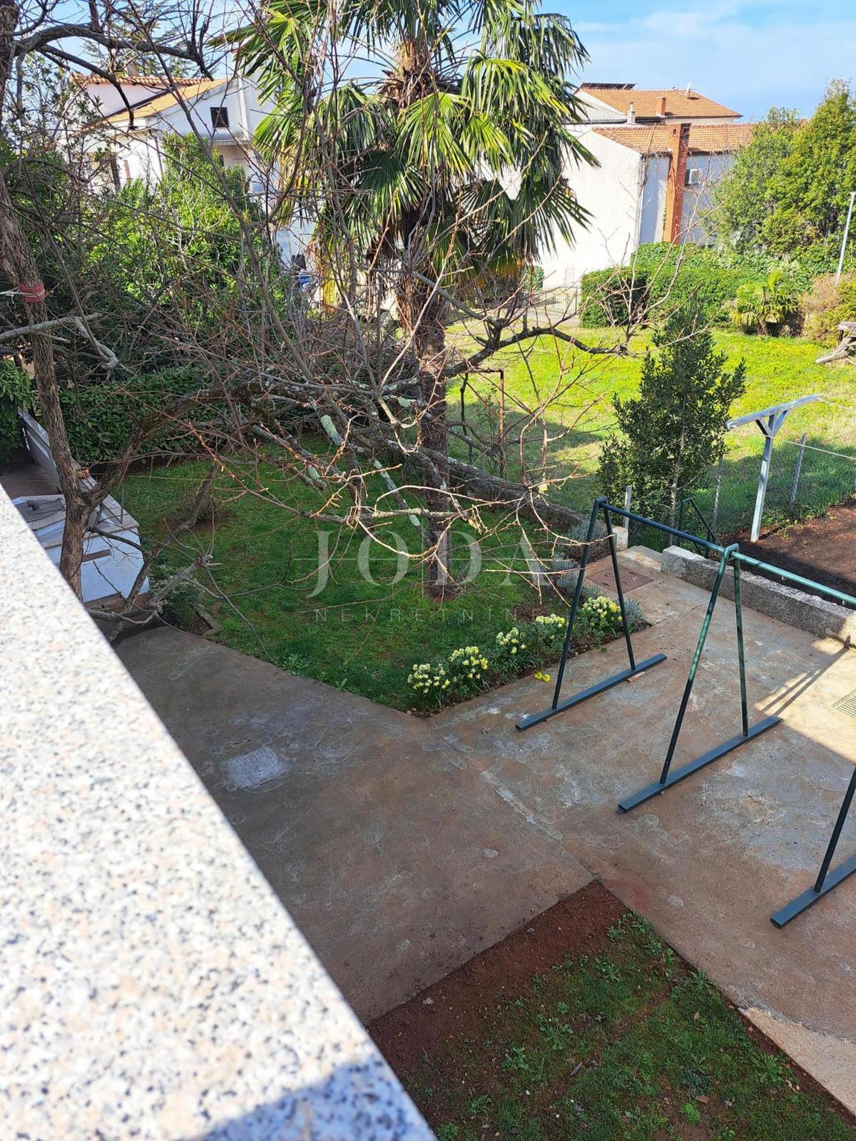 Hiša dvojček s 7 apartmaji - Malinska