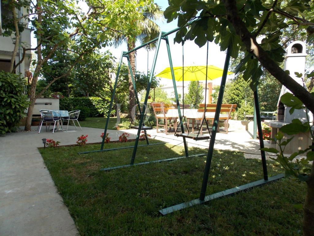 Hiša dvojček s 7 apartmaji - Malinska